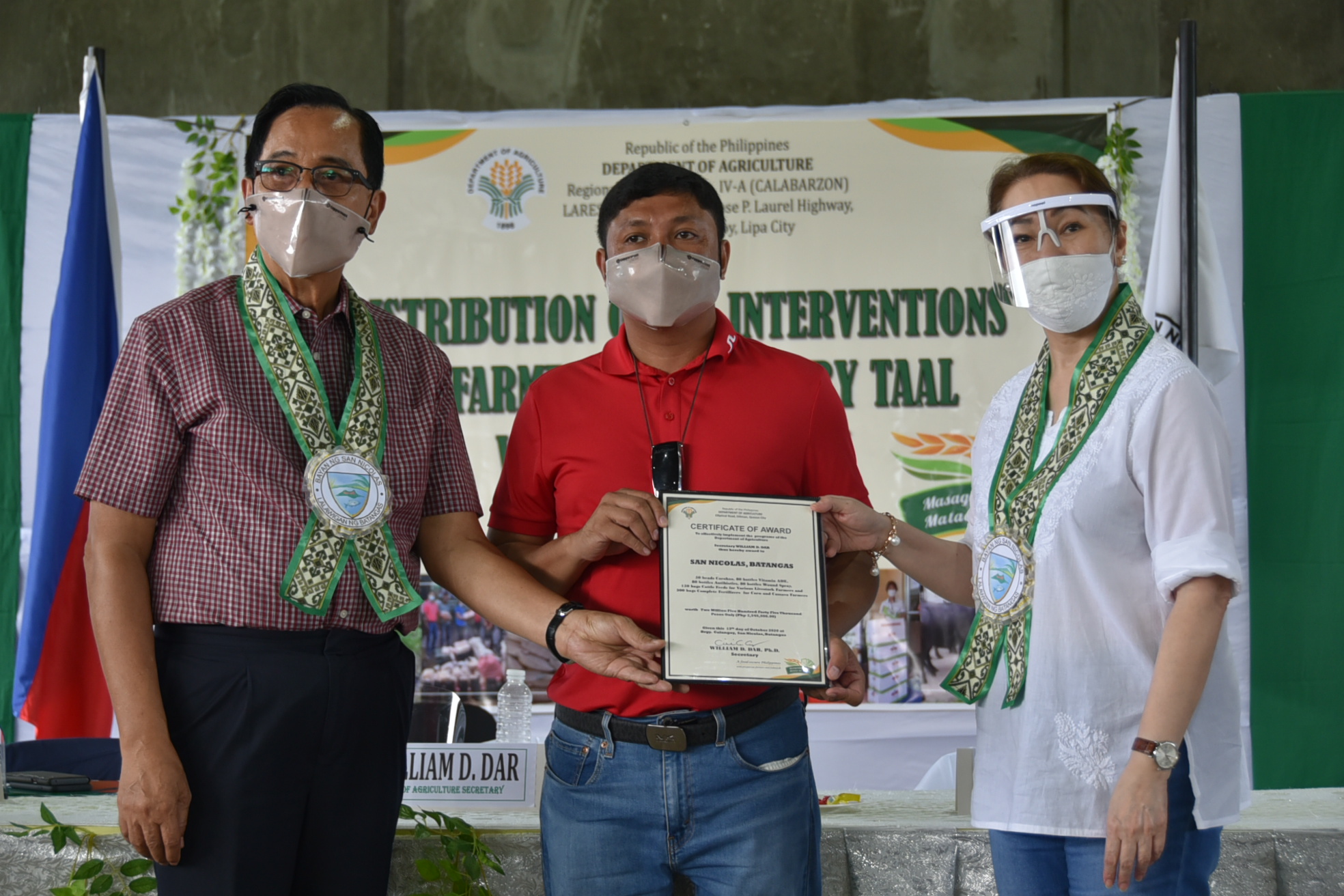 Distribution of DA Assistance to Farmers/fisherfolk Affected by Taal ...